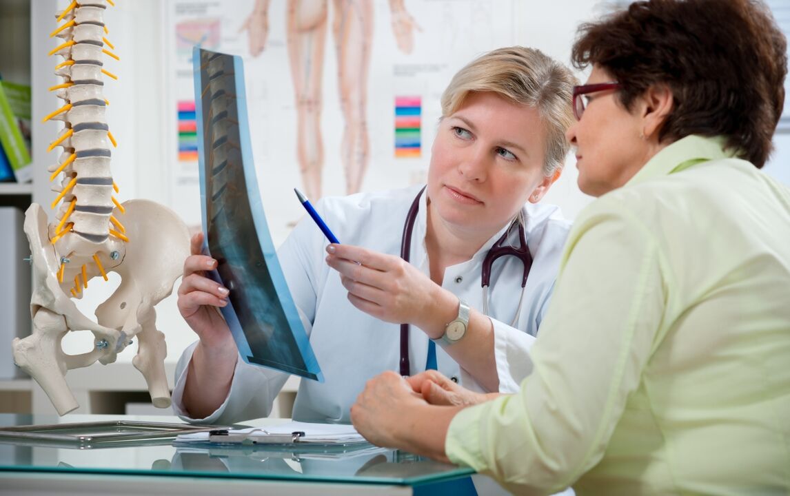 de arts geeft aanbevelingen voor cervicale osteochondrose